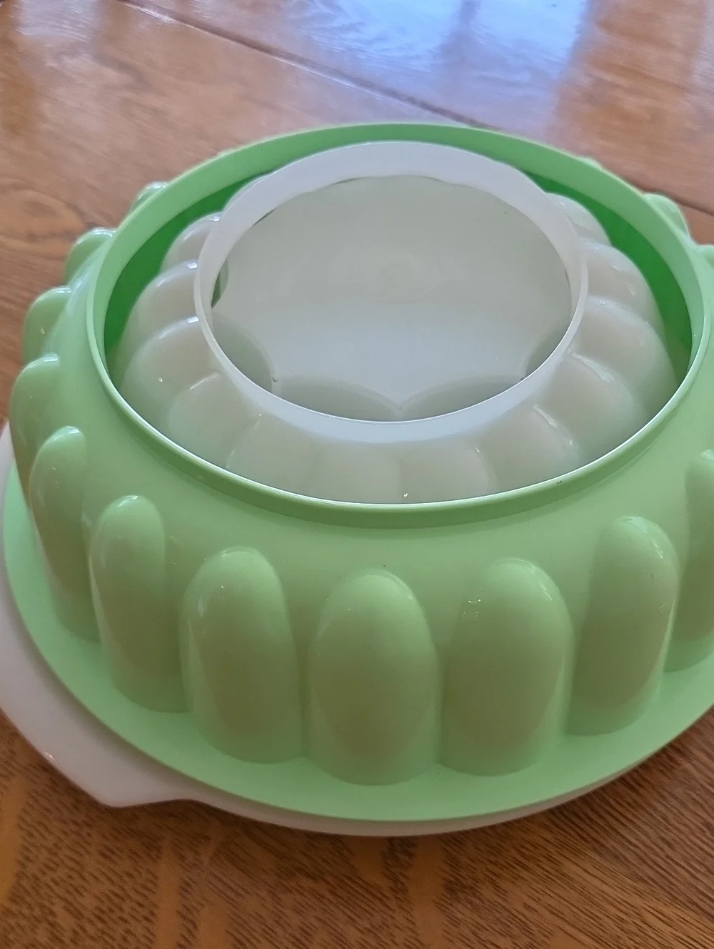 Vtg Tupperware Green and White Jello Mold Set with Decorative Imprint Lids